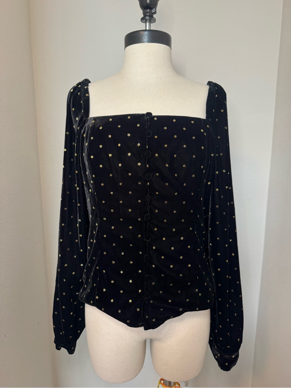 Sézane Annelise Blouse in black velvet with metallic gold polka dots - Picture 2 of 10